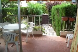 Outdoor dining - Large studio for 2 to 4 people in Mandelieu La Napoule  South of France (Mandelieu-La-Napoule)