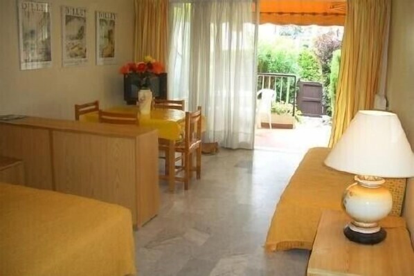 Interior - Large studio for 2 to 4 people in Mandelieu La Napoule  South of France (Mandelieu-La-Napoule)