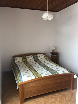 2 bedrooms, iron/ironing board, free WiFi