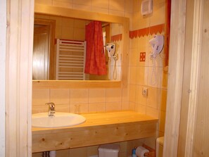 Baignoire, sĂšche-cheveux, serviettes fournies, savon