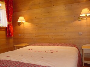 4 bedrooms, in-room safe, iron/ironing board, free WiFi