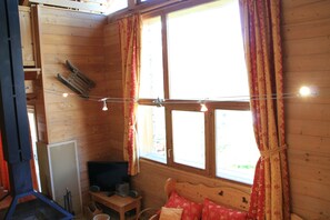 Fernseher, Kamin, DVD-Player, Stereoanlage