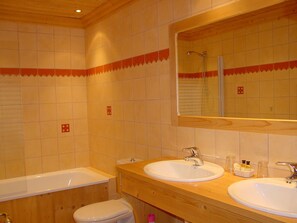 Baignoire, sèche-cheveux, serviettes fournies, savon