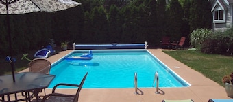 Amazing in ground Pool, 5 bedroom 3 bath, Short Walk to Town and Beach