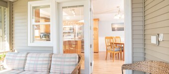 Amazing in ground Pool, 5 bedroom 3 bath, Short Walk to Town and  Beach