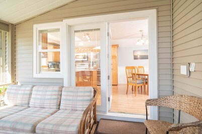 Amazing in ground Pool, 5 bedroom 3 bath, Short Walk to Town and  Beach