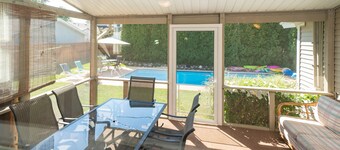 Amazing in ground Pool, 5 bedroom 3 bath, Short Walk to Town and Beach