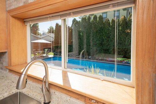 Amazing in ground Pool, 5 bedroom 3 bath, Short Walk to Town and  Beach