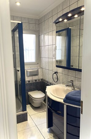 Dusche, Haartrockner, Handtücher, Toilettenpapier