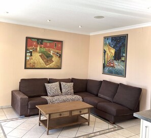 Fernseher, Bücher, Stereoanlage