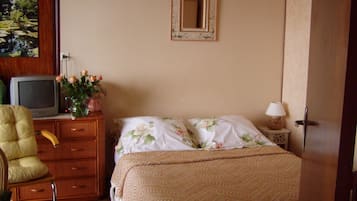 Schreibtisch, BĂŒgeleisen/BĂŒgelbrett, kostenloses WLAN, BettwĂ€sche