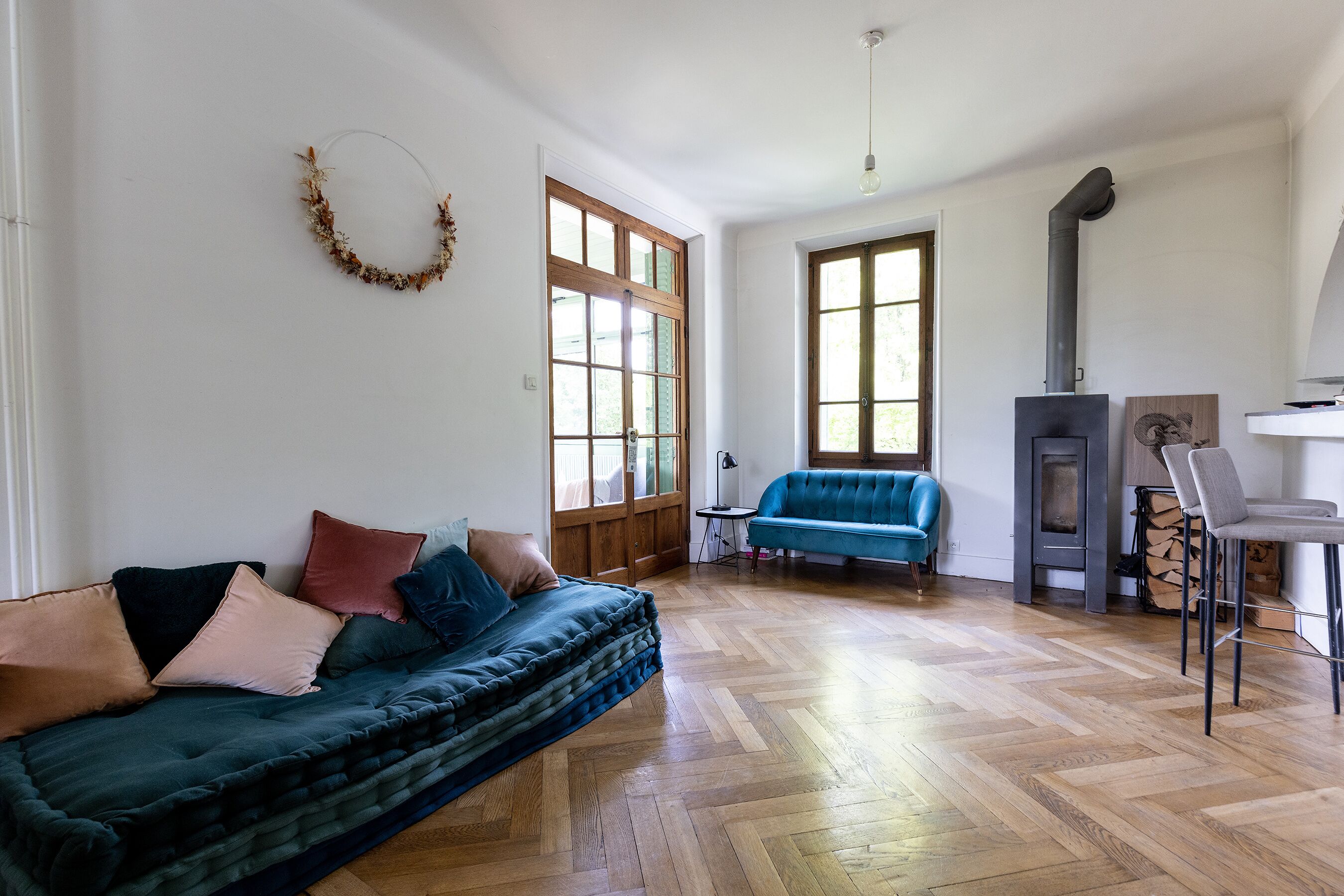 TV connectée, cheminée, jeux vidéo, lecteur de DVD