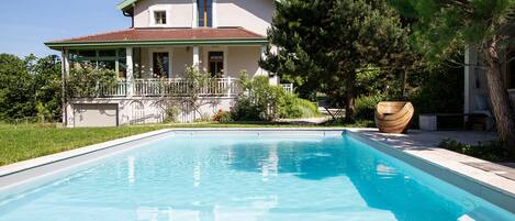 حمّام سباحة خارجي