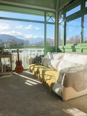 Smart-tv, een open haard, videospelletjes en een dvd-speler