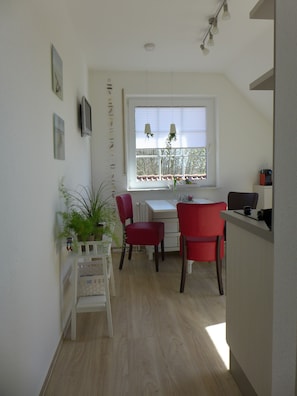 Dining - Bright, friendly top floor apartment with WLAN, 15 min. walk to the beach. (Norden)
