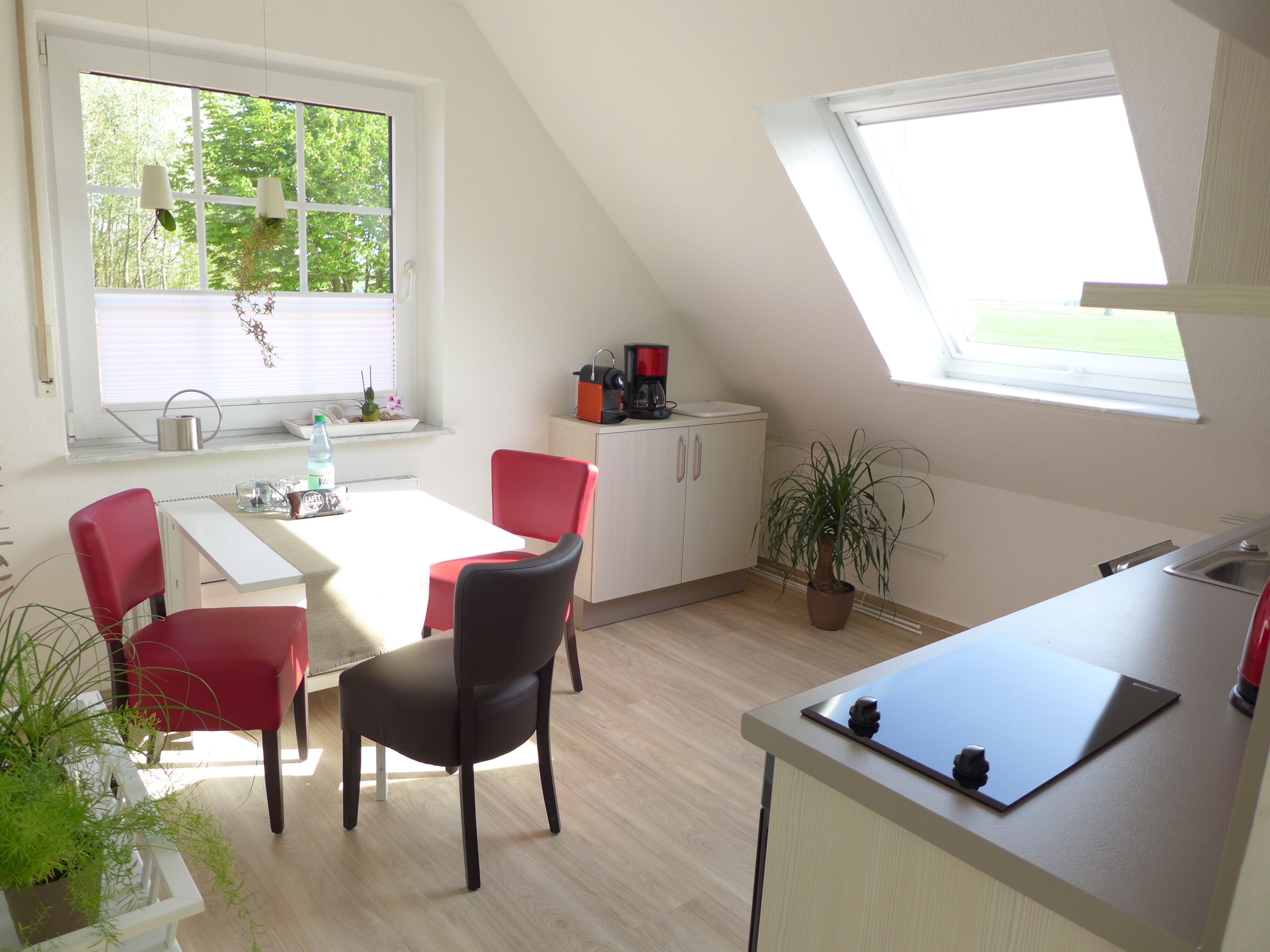 Küche mit gemütlicher Essecke