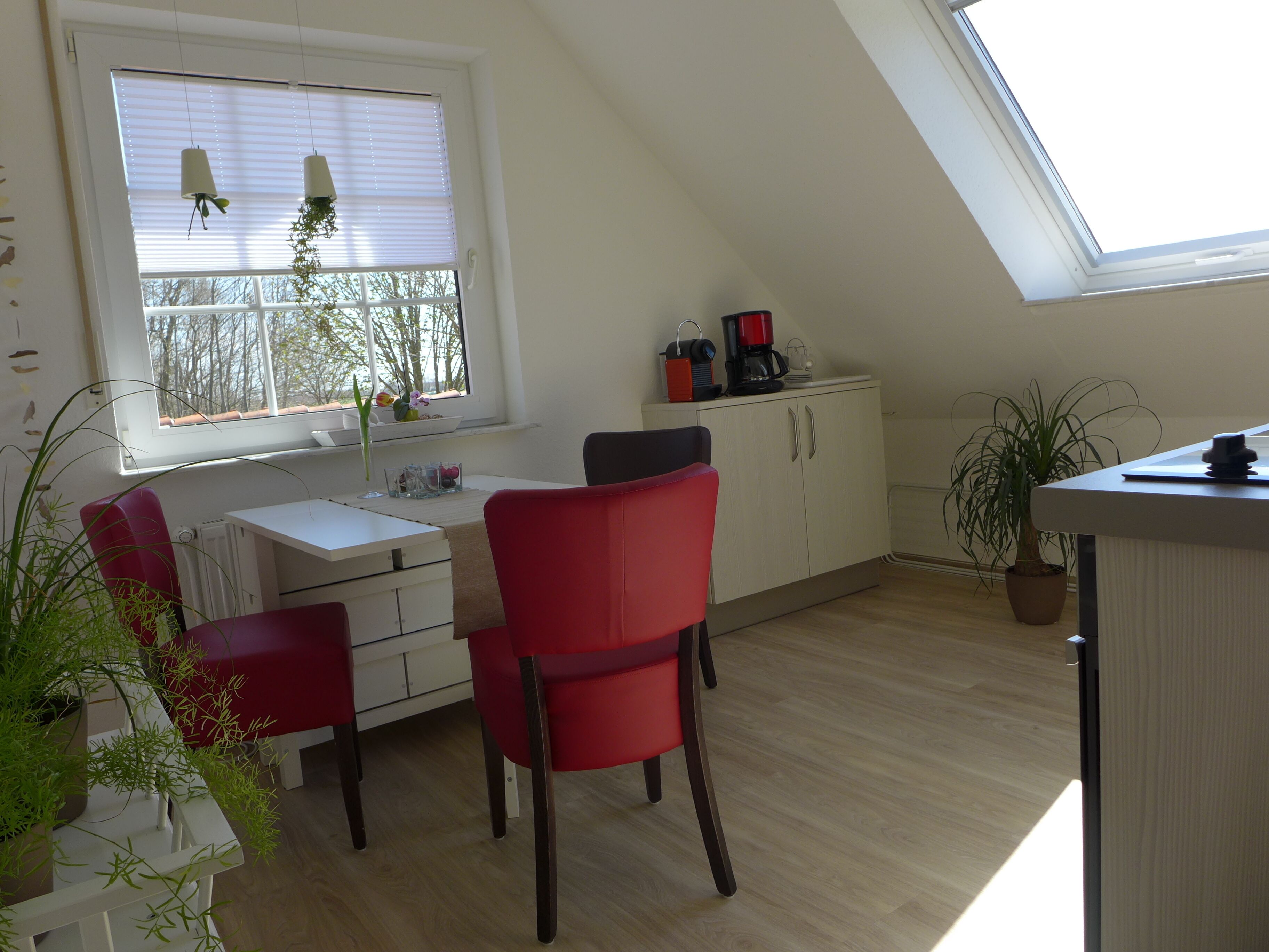 Bright, friendly penthouse near the beach with Wi-Fi