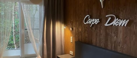 1 slaapkamer, een bureau, wifi, beddengoed