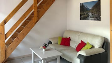 Een televisie en boeken