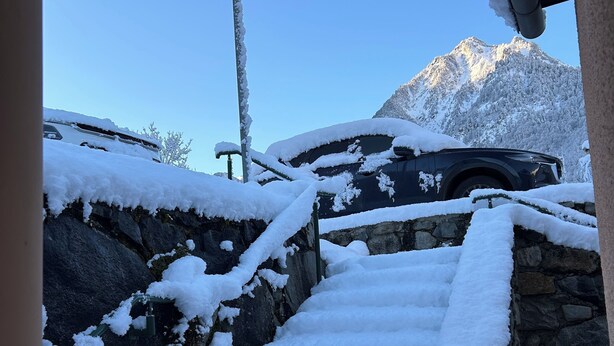 A snow-covered staircase leading to a building with a mountain in the background. - Cauterets : 6 person chalet - 65 m2 5 mn from town center, 30 mn from Lourdes  (Cauterets)