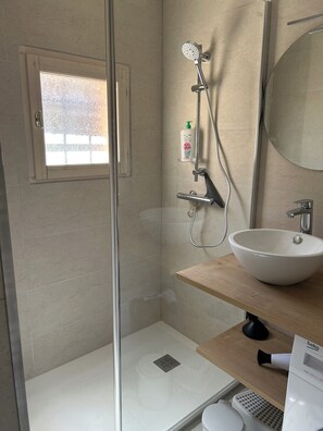 Duschwanne, Haartrockner, Seife, Toilettenpapier
