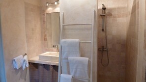 Dusche, Haartrockner, Handtücher, Toilettenpapier