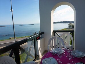 A table set for dining with a view of the sea and a distant island. - Apartment with sea view, facing the fort of Socoa and the bay of St Jean de Luz 3 * (Ciboure)