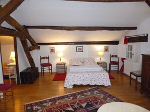 4 habitaciones, tabla de planchar con plancha y cuna de viaje