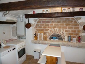 Fridge, microwave, oven, stovetop - Beautiful house with character. Pool. Near Périgueux. (Boulazac Isle Manoire)