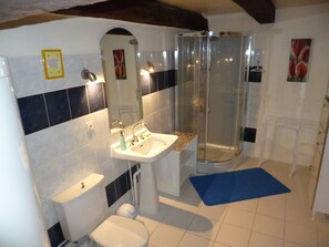 Bañera, secador de pelo, bidet, toallas