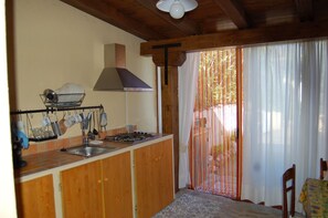 Fridge, oven, stovetop, dishwasher - San Teodoro: Villa in residence (San Teodoro)