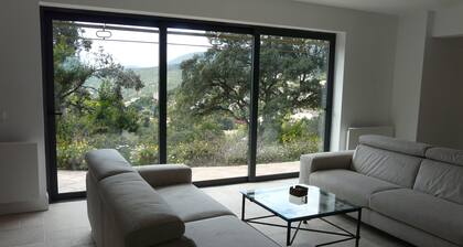 Magnifique villa au cĆur de la nature, vue mer, piscine dĂ©bordement - ClassĂ©e 4â