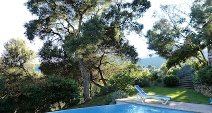 Kaunis huvila uima-altaalla La Croix-Valmer, lahden St Tropez, ranta 1 km