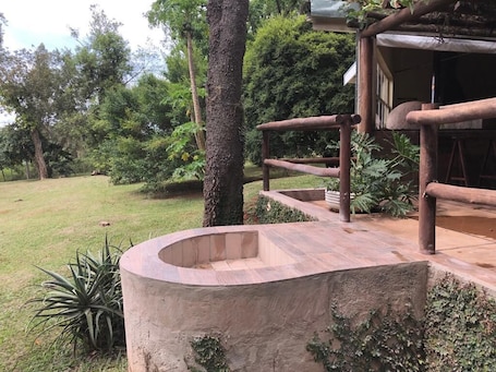 Outdoor spa tub. Recanto do Curimataú - a country house on the Jurumirim Reservoir in Avaré-SP
