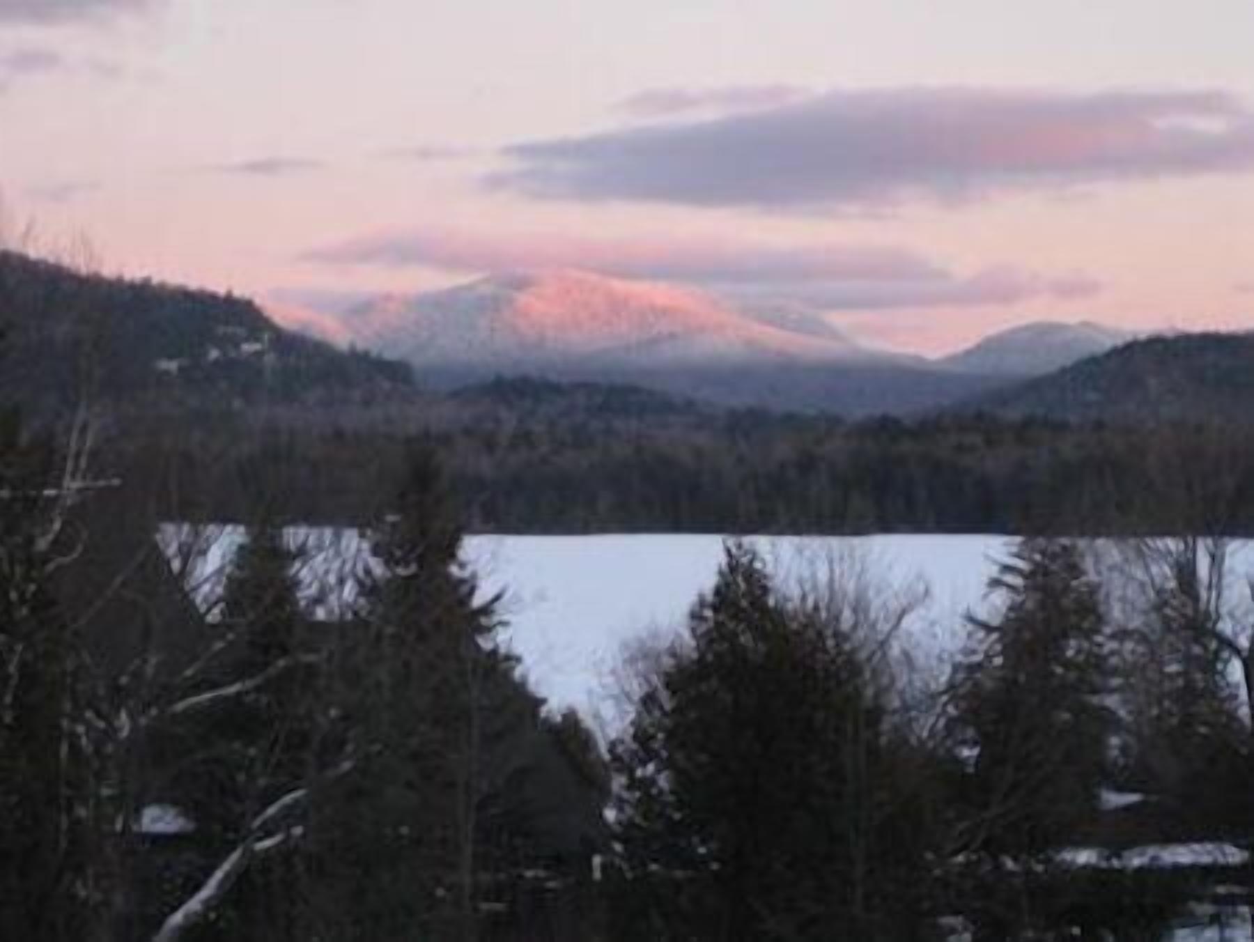 Dancing Bear Condo At Whiteface Club & Resort: golf, tennis, lake, restaurants!