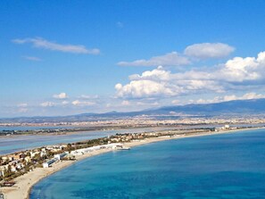 Una spiaggia nelle vicinanze