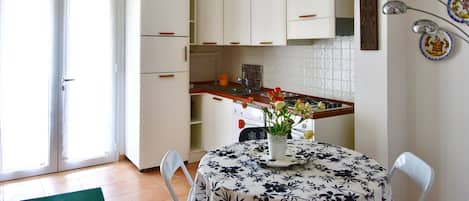 Geladeira, fogão, cooktop, lava-louças