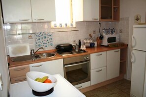 Een koelkast, een magnetron, een oven, een kookplaat