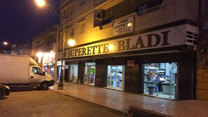 Fachada de una tienda llamada "Superette Bladi", con un letrero y una entrada visible.