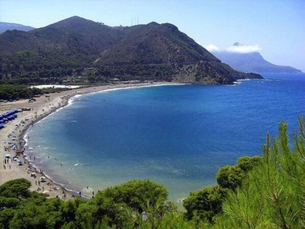 Una spiaggia nelle vicinanze