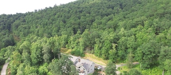 Mountain Views, 4 bedroom, Sleeps 12.