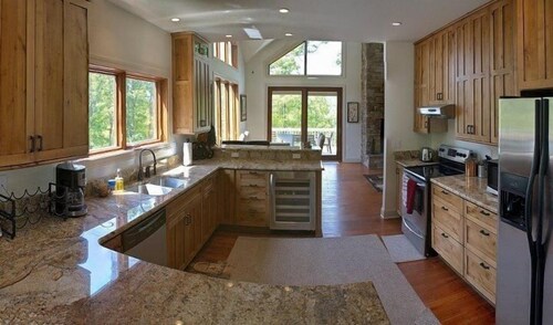 Mountain Views, 4 bedroom, Sleeps 12.