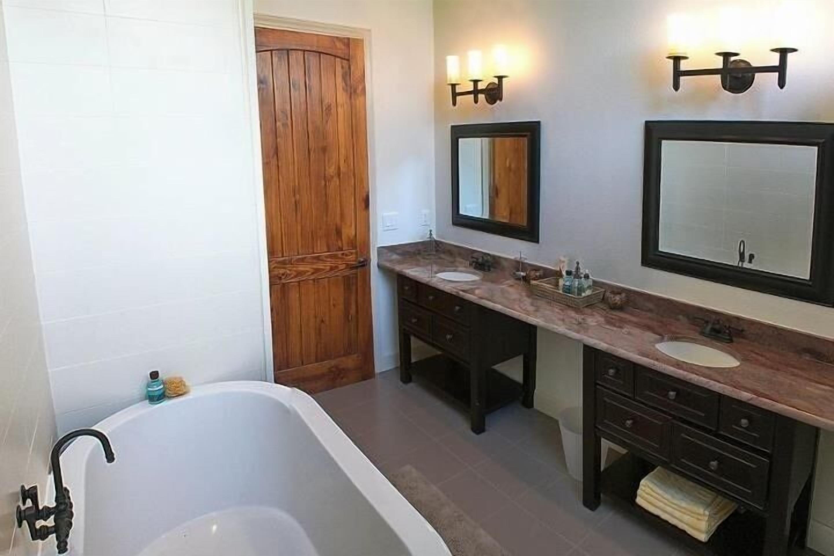 Mountain Views, 4 bedroom, Sleeps 12.