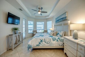 4 bedrooms, iron/ironing board, travel cot, free WiFi - Superior water view (western exposure) 4 bedroom villa (sleeps 8) (Cape Coral)