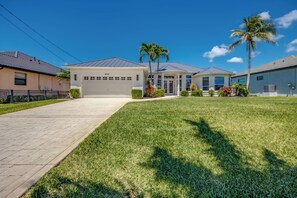 Exterior - Superior water view (western exposure) 4 bedroom villa (sleeps 8) (Cape Coral)