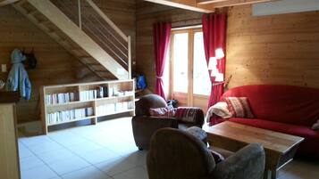 Télévision, cheminée, livres, chaßne hi-fi