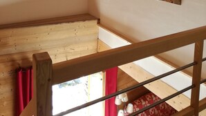 A wooden staircase with a red curtain and a window with shutters. - Chalet on the slopes in Valmeinier 1800 (Valmeinier)