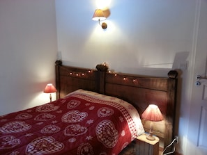 2 bedrooms, travel crib, internet