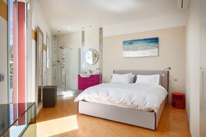 4 slaapkamers, een bureau, een strijkplank/strijkijzer, reisbedje