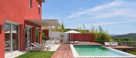 Außenpool, beheizter Pool, Liegestühle